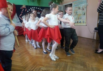 Powiększ obraz: "ŚWIĘTO FLAGI, DZIEŃ RADOŚCI I POWAGI" - patroityczny program artystyczny w wykonaniu grupy II