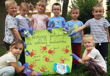 Powiększ obraz: STARSZAKI SPRZĄTAJĄ ŚWIAT