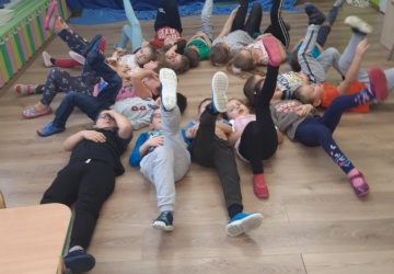 Powiększ obraz: GIMNASTYKA U STARSZAKÓW