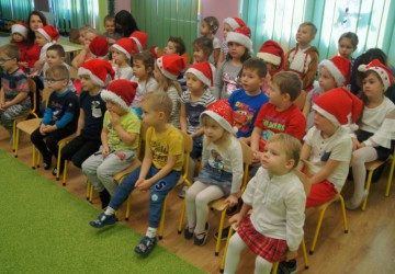 Powiększ obraz: Gościmy teatr Kokon z Krakowa ze spektaklem pt. "Świąteczna bajka"