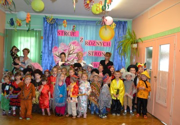 Powiększ obraz: "STROJE Z RÓŻNYCH STRON ŚWIATA" - Super Dzieci, Super Nagrody - Rozstrzygnięto przedszkolny konkurs