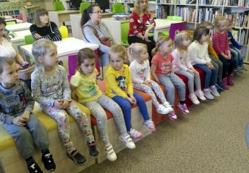 Powiększ obraz: "Paluszkowe zabawy" - Maluszki w Przemyskiej Bibliotece Publicznej