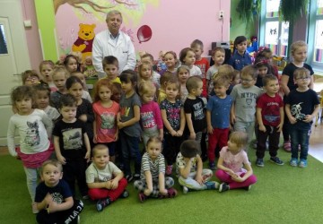 Powiększ obraz: Gościmy w przedszkolu pana Wiesława Morawskiego - lekarza pediatrę
