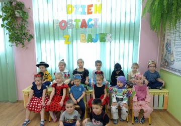 Powiększ obraz: DZIEŃ POSTACI Z BAJEK GRUPA I