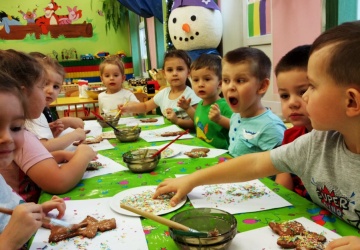 Powiększ obraz: MALI CUKIERNICY DZIECI Z GR I DEKORUJĄ PIERNICZKI