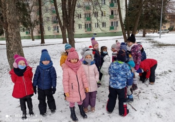Powiększ obraz: ZABAWY ZIMOWE NA ŚNIEGU GR II