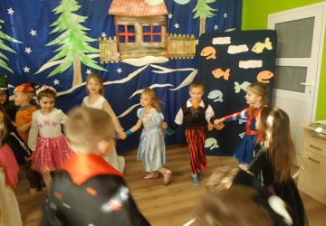 Powiększ obraz: BAL KARNAWAŁOWY STARSZAKI