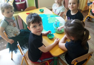 Powiększ obraz: DZIEŃ ZIEMI - ZAJĘCIA U MALUSZKÓW
