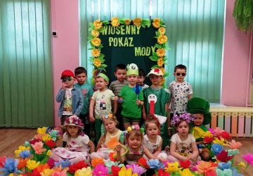 Powiększ obraz: WIOSENNY POKAZ MODY GR I