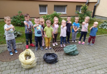 Powiększ obraz: UDZIAŁ MALUSZKÓW W AKCJI SPRZĄTANIA ŚWIATA
