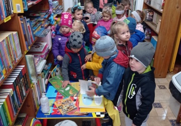 Powiększ obraz: MALUSZKI POZNAJĄ ZAWÓD BIBLIOTEKARZA