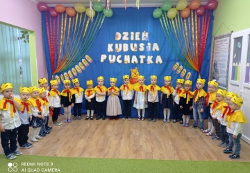Powiększ obraz: "URODZINY KUBUSIA PUCHATKA" - PASOWANIE NA PRZEDSZKOLAKA