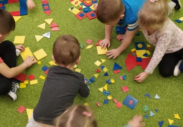 Powiększ obraz: GEOMETRIA - PROSTA SPRAWA, DLA MALUCHÓW TO ZABAWA