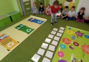 Powiększ obraz: O ŚRODOWISKO NASZE DBAMY, WIĘC ŚMIECI DO ODPOWIEDNICH POJEMNIKÓW WRZUCAMY - GR. MALUSZKÓW