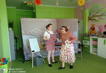 Powiększ obraz: GOŚCIMY TEATRZYK "ZIELONY MELONIK"