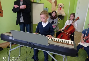 Powiększ obraz: POZNAJEMY INSTRUMENTY - WIZYTA UCZNIÓW ZE SZKOŁY MUZYCZNEJ