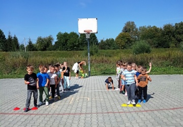 Powiększ obraz: ZABAWY RUCHOWE NA ŚWIEŻYM POWIETRZU - STARSZAKI