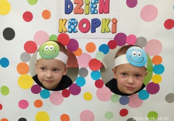 Powiększ obraz: DZIEŃ KROPKI W GRUPIE MALUCHÓW