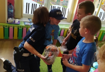 Powiększ obraz: "BEZPIECZNA DROGA DO PRZEDSZKOLA" - WIZYTA PANI POLICJANTKI U MALUSZKÓW