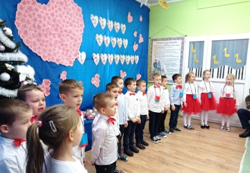 Powiększ obraz: DZIEŃ BABCI I DZIADZIA W GRUPIE STARSZAKÓW
