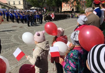 Powiększ obraz: "Święto flagi" na Rynku Starego Miasta