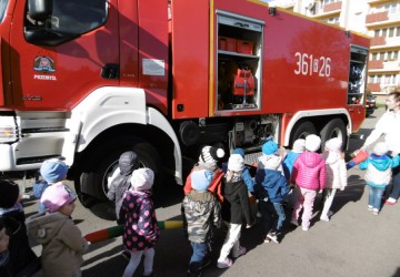 Powiększ obraz: "Pali się, pali się straż pożarna jedzie, pali się, pali się wóż strażaków wiezie" - próbna ewakuacja