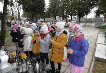 Powiększ obraz: "Pamiętamy..." - Starszaki na cmentarzu