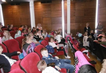 Powiększ obraz: "Bukiet talentów" - udział Starszaków w przedstawieniu aktorów Teatru Kultureska na Zamku Kazimierzowskim