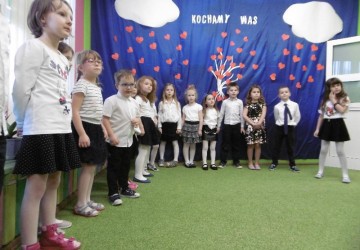 Powiększ obraz: "Kochamy Was" - Dzień Babci i Dziadka w grupie Starszaków