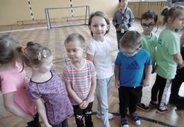 Powiększ obraz: Starszaki na Olimpiadzie sportowo - edukacyjnej w SP Nr 16