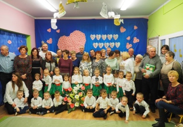 Powiększ obraz: DZIEŃ BABCI I DZIADZIA W GRUPIE MALUSZKÓW