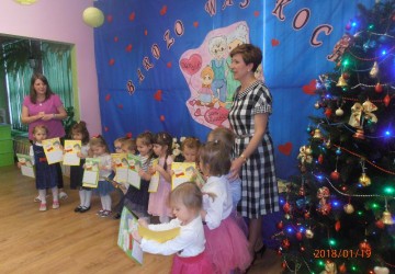 Powiększ obraz: "Bo Dziadek mój jest taki, że robi to co chce i nawet mojej Babci nie słucha się..."- Dzień Babci i Dziadka w grupie I