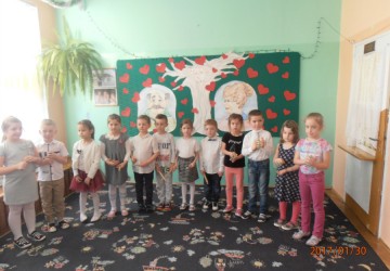 Powiększ obraz: Uroczystość z okazji Dnia Babci i Dziadka w gr II