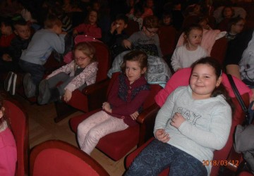 Powiększ obraz: Wycieczka do Centrum Kulturalnego w P-ślu na musical pt. "Nowe szaty króla" w wykonaniu aktorów z wrocławkiego teatru