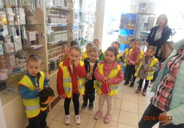 Powiększ obraz: Poznajemy zawody - Farmaceutka i jej miejsce pracy - wycieczka gr I do Apteki