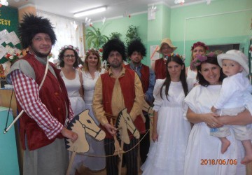 Powiększ obraz: RODZICE - DZIECIOM - amatorski teatr Rodziców po raz kolejny na przedszkolnej scenie "Legenda o Lechu, Czechu i Rusie - Początki Państwa Polskiego"