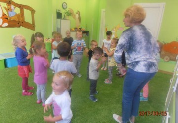 Powiększ obraz: Zajęcia rytmiki u "Puchatków"