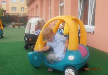 Powiększ obraz: Lubimy zabawy na tarasie przedszkola