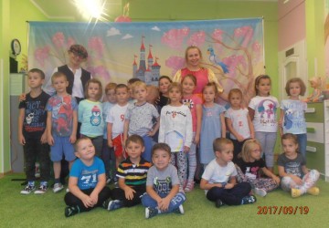 Powiększ obraz: Teatrzyk "Zielony melonik" z Rzeszowa  - przedstawienie "Czar trzech słów"