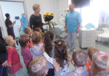 Powiększ obraz: Dziękujemy sponsorowi nowych mebli do przedszkola - grupa "Puchatków" z bukietem kwiatów ( u Pana Doktora T. Ledwonia) 