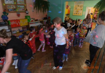 Powiększ obraz: Ogólnopolski Dzień Przedszkolaka - pod hasłem "CHOCIAŻ JESTEM JESZCZE MAŁY, PRZEDSZKOLAK ZE MNIE WSPANIAŁY" - zabawa z zespołem " GOŚCIE"
