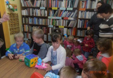 Powiększ obraz: Zajęcia biblioteczne pt. "Kochamy Polskę" - maluszki "Puchatki" w filii Biblioteki Publicznej w Przemyślu
