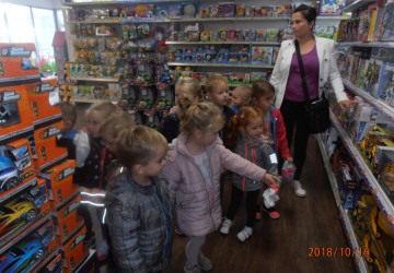 Powiększ obraz: Maluszki poznają zawód sprzedawcy w sklepie "Dzieciak"