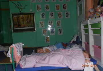 Powiększ obraz: Poobiedni odpoczynek u maluszków