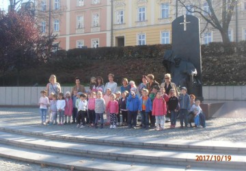 Powiększ obraz: Tydzień Papieski - pamiętamy..wszystkie dzieci z przedszkola palą znicze w hołdzie dla Wielkiego Papieża - Polaka Św. Jana Pawła II