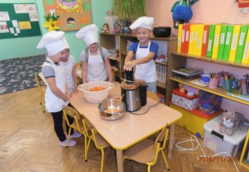 Powiększ obraz: Dzieci z gr II robią pyszny, zdrowy sok!!!