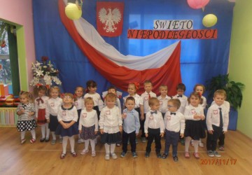 Powiększ obraz: Narodowe Święto Niepodległości -  śpiewamy pieśni patriotyczne w grupie Puchatków/Pasowanie na przedszkolaka "Puchatka"