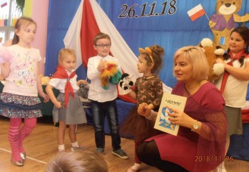 Powiększ obraz: Dzień Pluszowego Misia w grupie Maluszków z udziałem pisarki - Pani Wioletty Piaseckiej