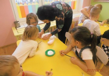 Powiększ obraz: Spotkanie z Panią Gąbką - lepienie aniołków w grupie I