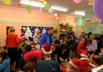 Powiększ obraz: Mikołajowe przedszkolne warsztaty - tłumy dzieci z osiedla